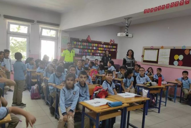 Minik Öğrencilere Suçtan Korunma Yöntemleri Anlatılıyor