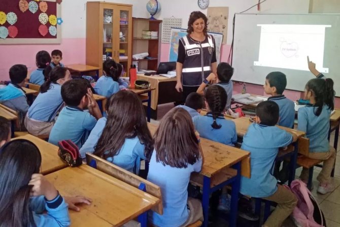Minik Öğrencilere Suçtan Korunma Yöntemleri Anlatılıyor