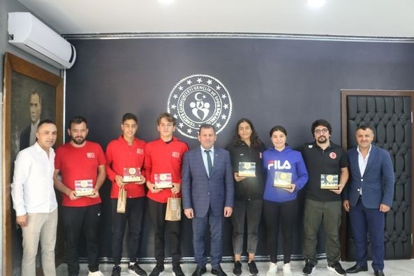 Ali İ̇hsan Kabakcı Milli Sporcular İle Bir Arada