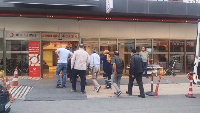 İ̇çindeki Mürettebat İle Denize İndirilen Teknenin Halatı Koptu: 1 Yaralı