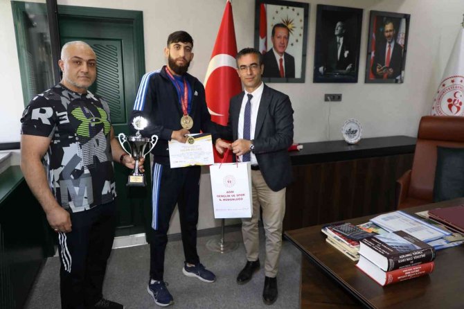 İ̇l Müdürü Din, Şampiyon Sporcuyla Bir Araya Geldi
