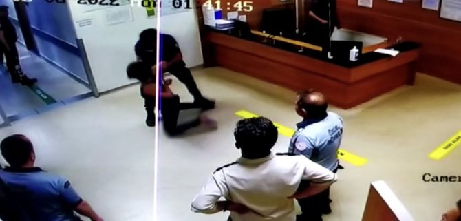 İ̇stanbul’da Polisin Kurtardığı Kadın, Polise Kafa Attı