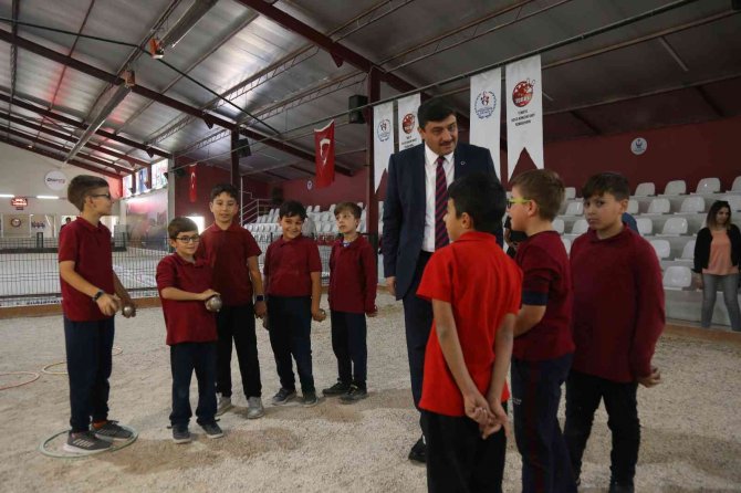 Belediye Başkanı Serhat Oğuz, Bocce Spor Salonu’nda Öğrencilerle Atışlar Yaptı, Anı Olarak Madalyalarını Verdi