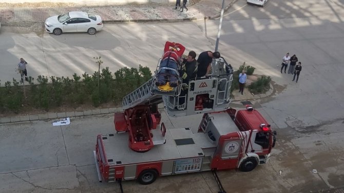 İ̇nşaatın Çatısında Çalışırken Alt Kata Düşen İşçi Yaralandı