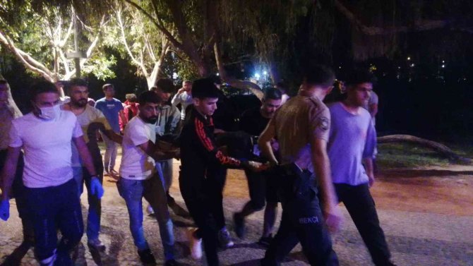 Irmakta Boğulmak Üzere Olan Kişiyi Vatandaşlar Kurtardı