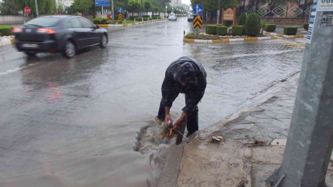 Burhaniye’ De Yağmur Yolları Göle Çevirdi