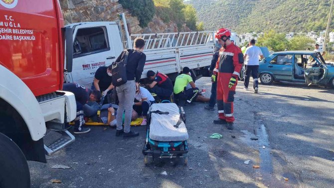 Bodrum’da 4 Araç Birbirine Girdi, Ortalık Savaş Alanına Döndü