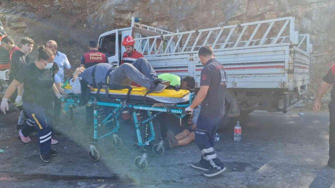 Bodrum’da 4 Araç Birbirine Girdi, Ortalık Savaş Alanına Döndü