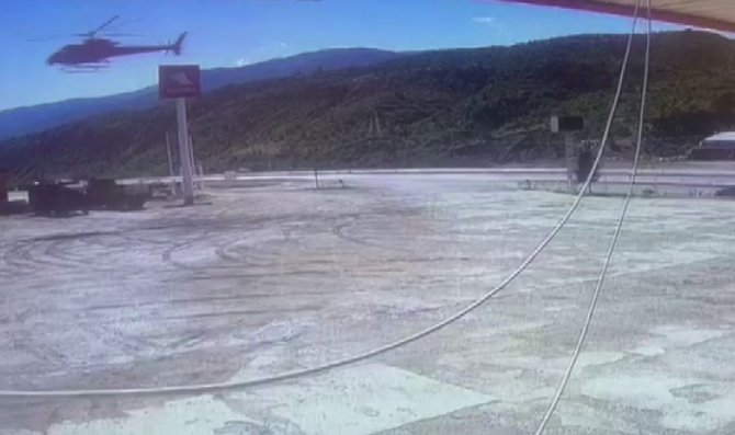 Akaryakıt İstasyonuna İnen Helikopteri Görenler Gözlerine İnanamadı