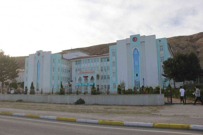 Kokudan Etkilenen 11 Öğrenci Kontrol Amaçlı Hastaneye Kaldırıldı
