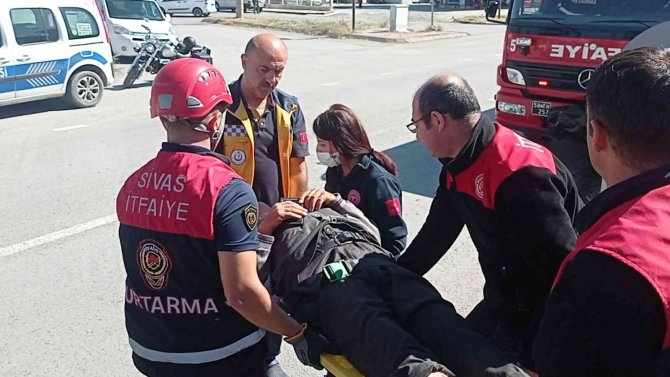 Araçta Sıkışan Sürücüyü İtfaiye Kurtardı