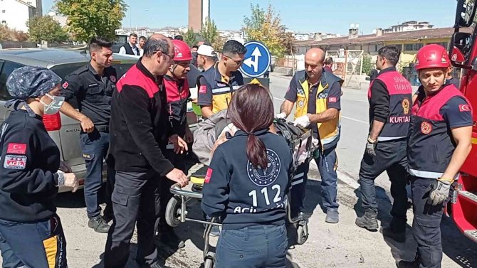 Araçta Sıkışan Sürücüyü İtfaiye Kurtardı