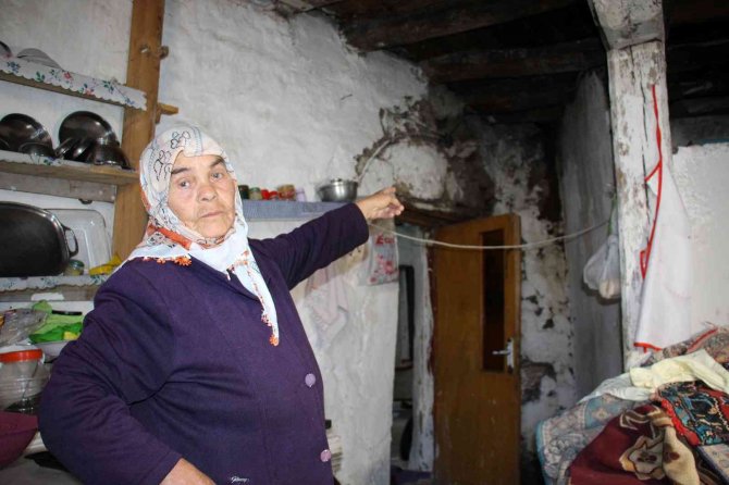 Yaşlı Kadın 3 Yıl Önce Yanan Evinin Onarılmasını İstiyor