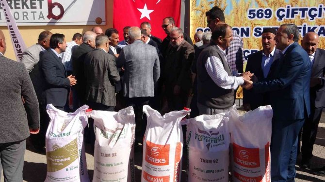 Van’da 569 Çiftçiye Sertifikalı Arpa Tohumu Dağıtıldı
