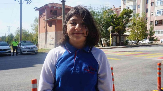 Öğrencilerden Büyüklere Yaya Geçitlerini Kullanma Çağrısı