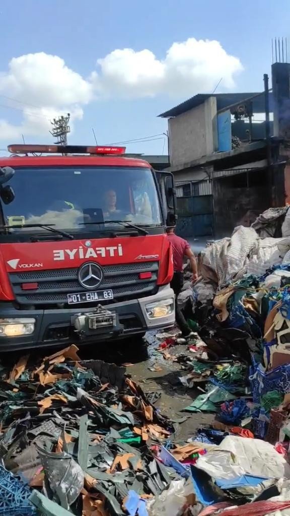 Adana’da Geri Dönüşüm Fabrikasında Yangın