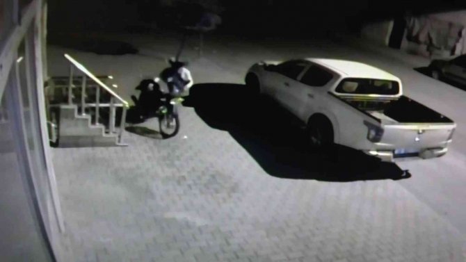 Motosiklet Hırsızı Saniye Saniye Kameraya Yansıdı