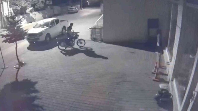 Motosiklet Hırsızı Saniye Saniye Kameraya Yansıdı