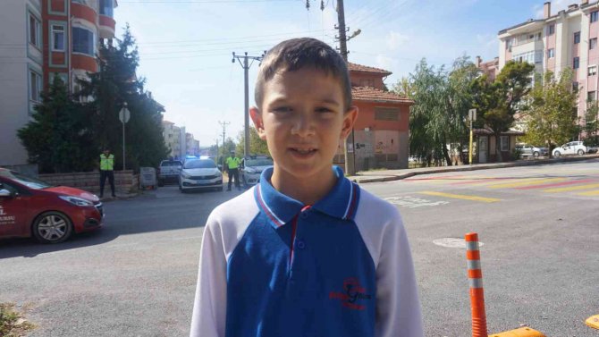 Öğrencilerden Büyüklere Yaya Geçitlerini Kullanma Çağrısı