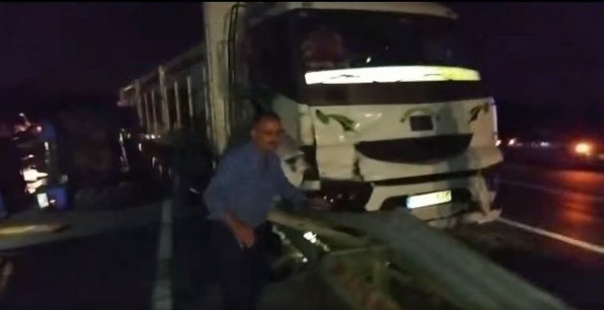 Avrupa Otoyolu’nda Kamyonla Çarpışan Traktör Devrildi: 2 Yaralı