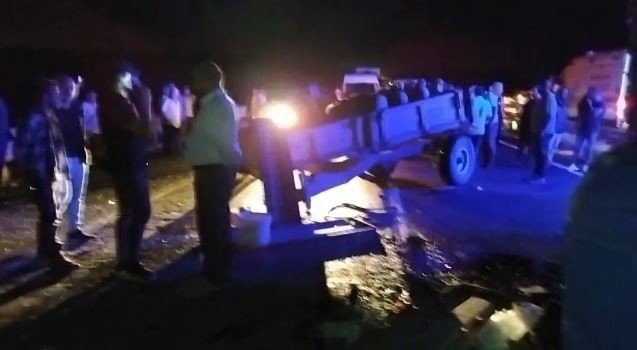 Avrupa Otoyolu’nda Kamyonla Çarpışan Traktör Devrildi: 2 Yaralı