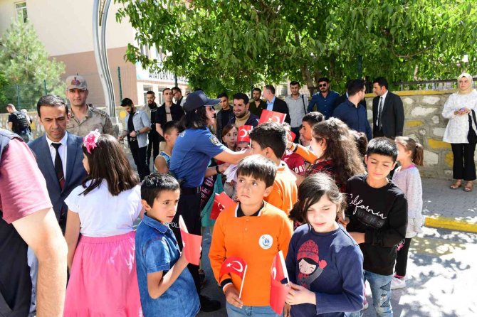 Çatak’ta ‘Yayalara Öncelik Duruşu, Hayata Saygı Duruşu’ Etkinliği