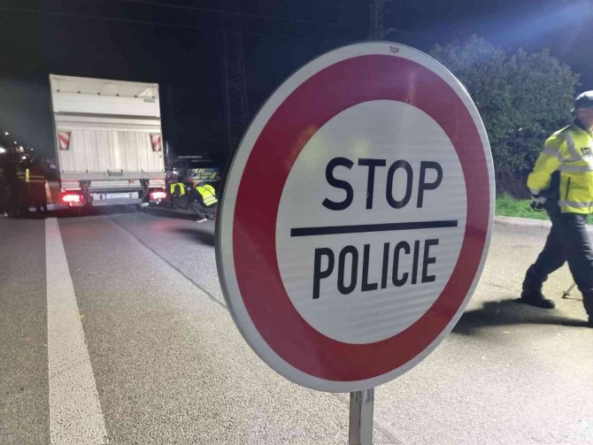 Çekya, Slovakya Sınırında Kontrollere Başladı