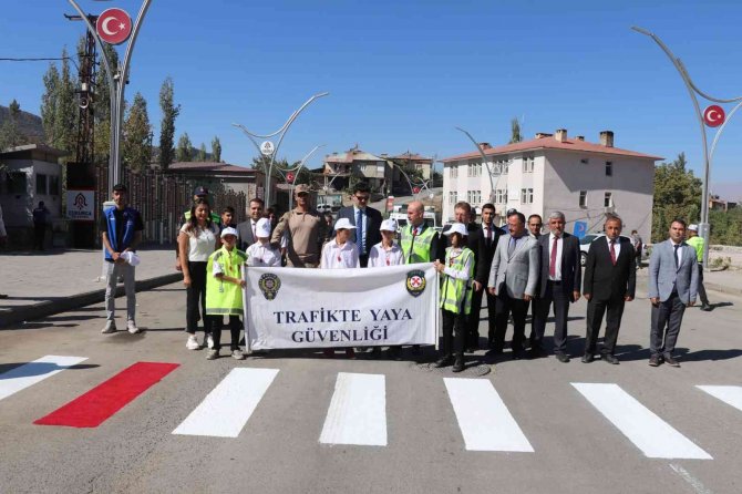 Çukurca’da ‘Yayalara Öncelik, Hayata Saygı Duruşu’ Etkinliği Düzenlendi