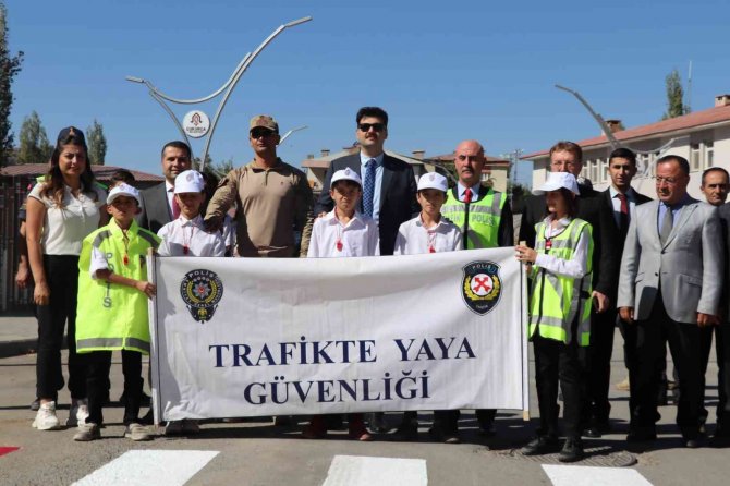 Çukurca’da ‘Yayalara Öncelik, Hayata Saygı Duruşu’ Etkinliği Düzenlendi