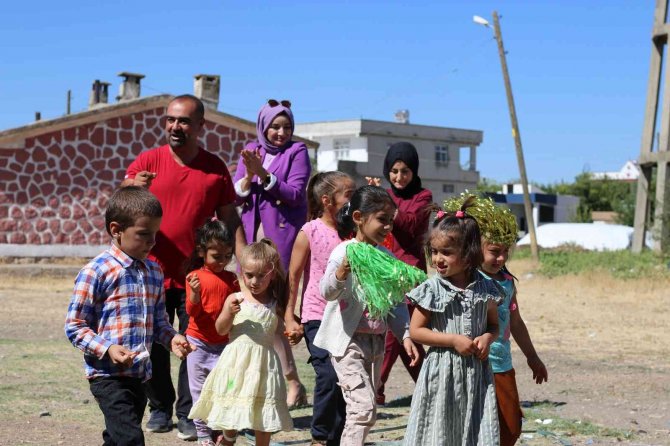 Ergani’de Sağlık Çalışanlarından Çocuklara Hediye
