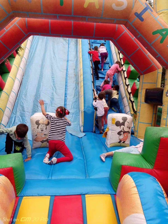 Çocuklar Renkli Bir Yıla ‘Merhaba’ Dedi