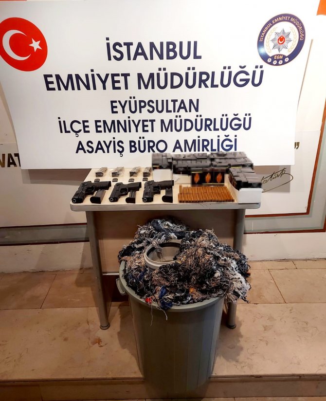 Eyüpsultan’da Bir Marketten 3 Adet Ruhsatsız Tabancı Çıktı