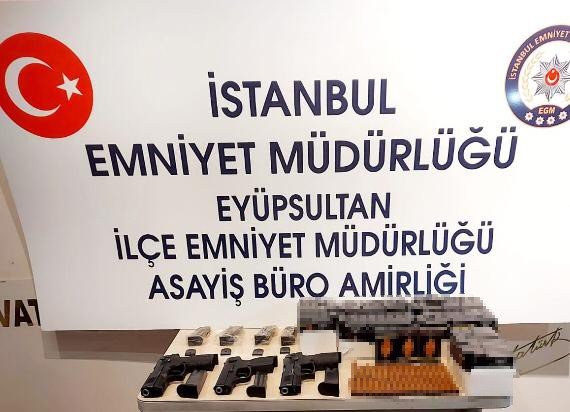 Eyüpsultan’da Bir Marketten 3 Adet Ruhsatsız Tabancı Çıktı