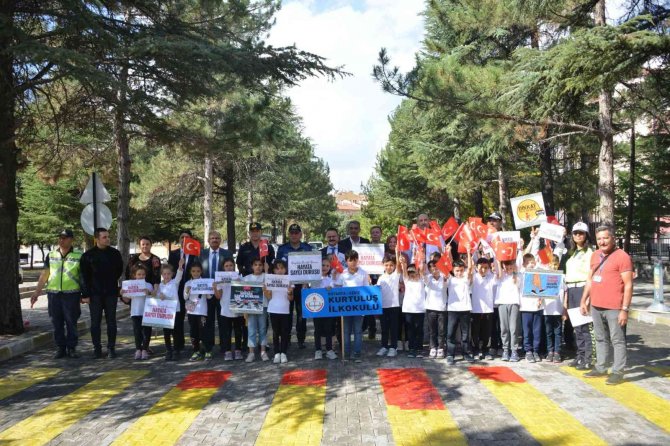 Gediz’de “Yayalara Öncelik Duruşu, Hayata Saygı Duruşu” Etkinliği
