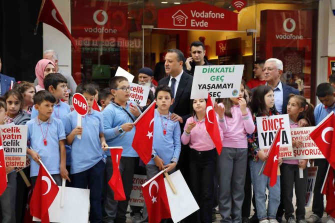 Gümüşhane’de Yaya Geçitleri Kırmızıya Boyandı