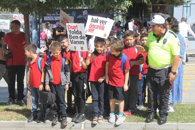 Turgutlu’da Yaya Geçidi Orta Çizgileri Kırmızıya Boyandı