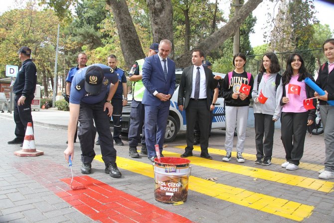 Kula’da Yaya Geçitleri Kırmızıya Boyandı