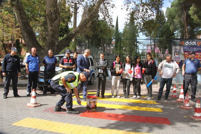 Kula’da Yaya Geçitleri Kırmızıya Boyandı