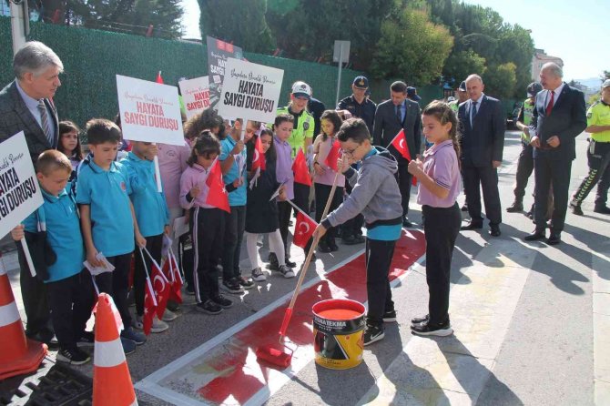 Yalova’da Yaya Geçitleri Farkındalık İçin Kırmızıya Boyandı