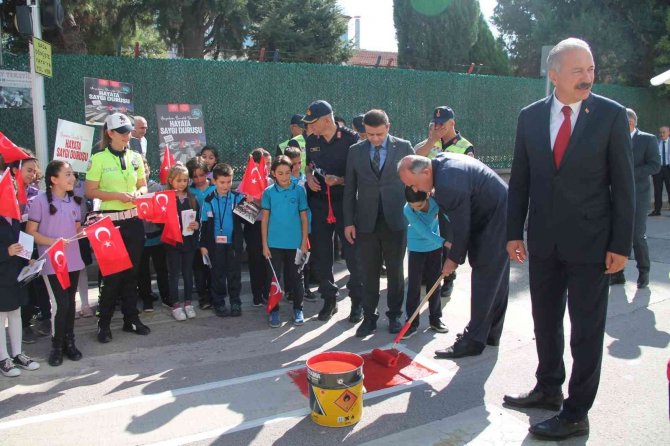 Yalova’da Yaya Geçitleri Farkındalık İçin Kırmızıya Boyandı
