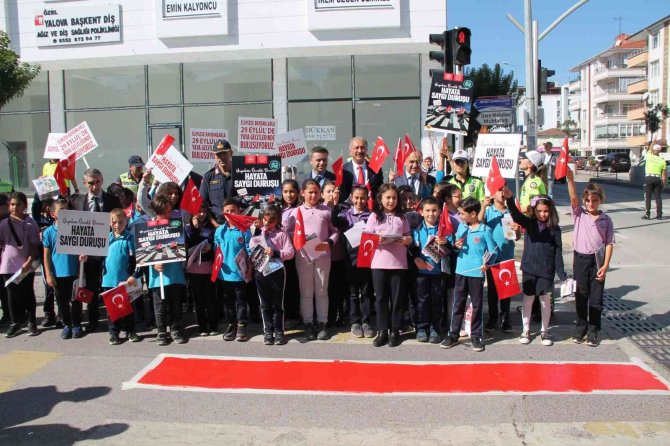 Yalova’da Yaya Geçitleri Farkındalık İçin Kırmızıya Boyandı