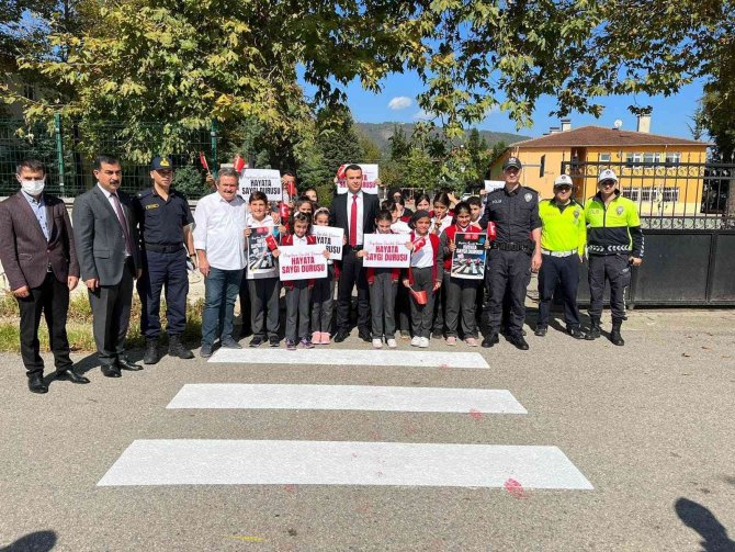 Cumayeri’nde ‘Yayalara Öncelik Duruşu, Hayata Saygı Duruşu’ Etkinliği