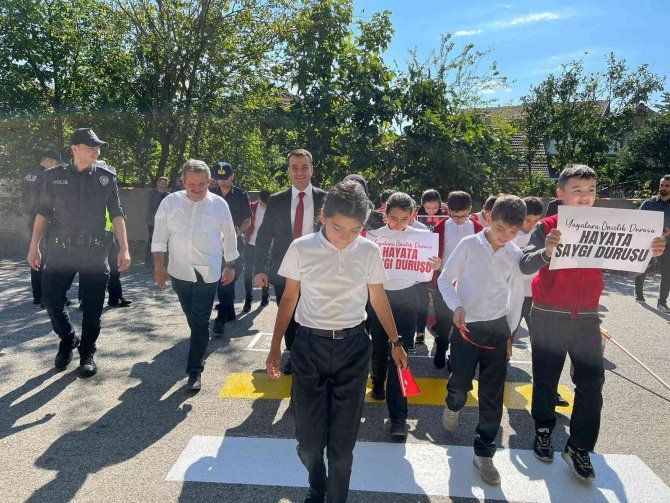 Cumayeri’nde ‘Yayalara Öncelik Duruşu, Hayata Saygı Duruşu’ Etkinliği