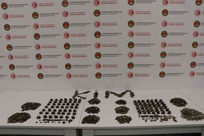 İ̇stanbul Havalimanı’nda Tarihi Eser Operasyonu: 4 Bin Sikke İle 27 Tarihi Eser Ele Geçirildi