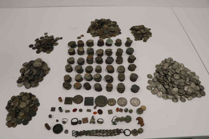 İ̇stanbul Havalimanı’nda Tarihi Eser Operasyonu: 4 Bin Sikke İle 27 Tarihi Eser Ele Geçirildi