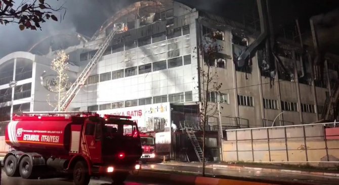 Sultanbeyli’de Çelik Tencere Fabrikasında Çıkan Yangın 13 Saat Sonra Söndürüldü