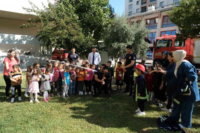 Manisa İtfaiyesi Minik Misafirlerini Ağırladı