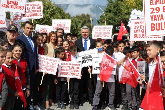 Safranbolu’da Yaya Geçitleri Kırmızıya Boyanıp, Öğrenciler Bilgilendirildi