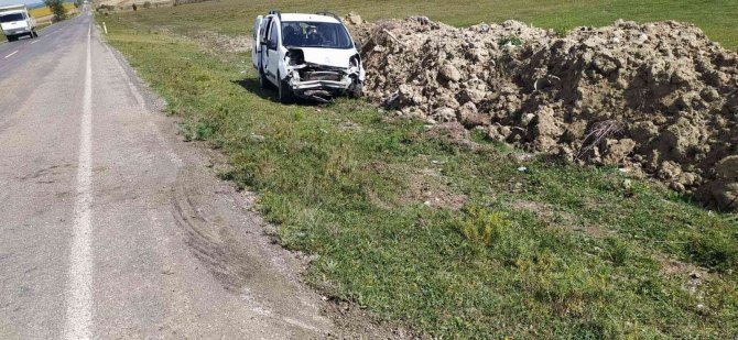 Yoldan Çıkan Araç Toprak Yığınına Çarptı: 3 Yaralı