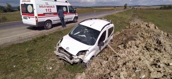 Yoldan Çıkan Araç Toprak Yığınına Çarptı: 3 Yaralı
